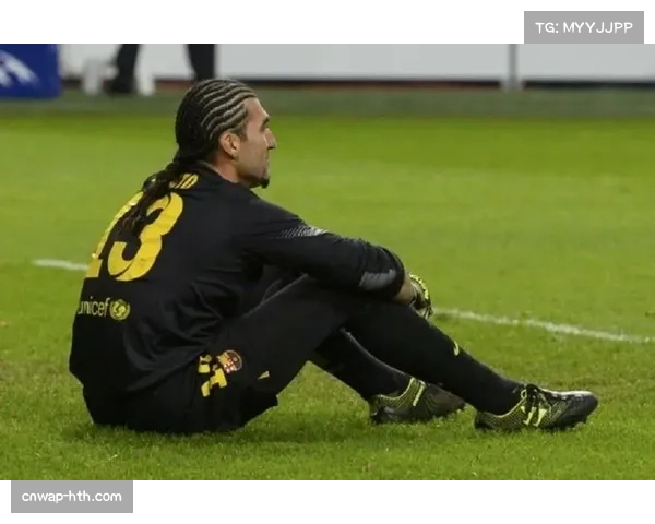 主裁判向尼斯替补席出示红牌,助理教练被罚上看台